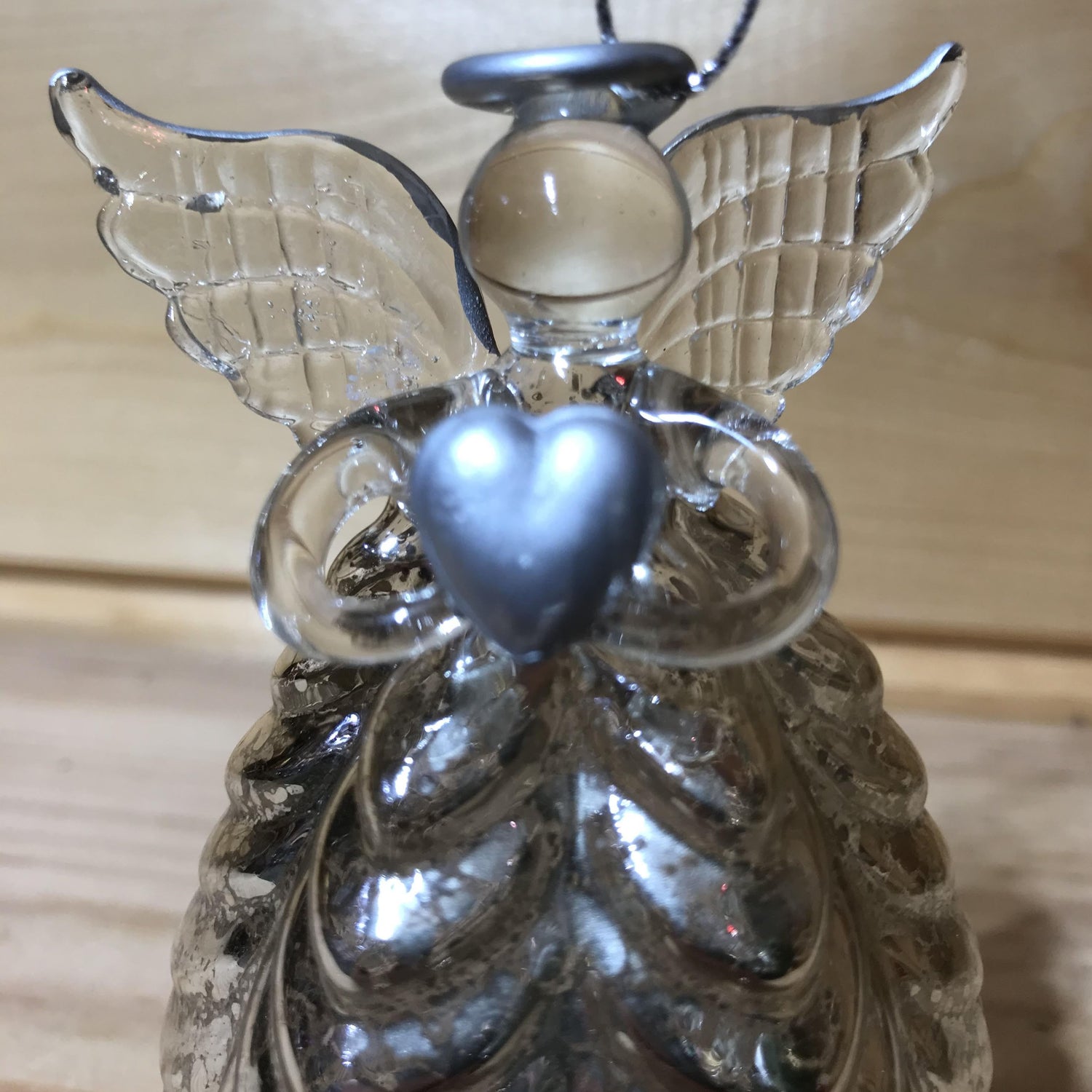 This stunning glass antique effect angel holding a heart, with a ridged ballon skirt, will be the perfect finishing touch to your Christmas tree!
