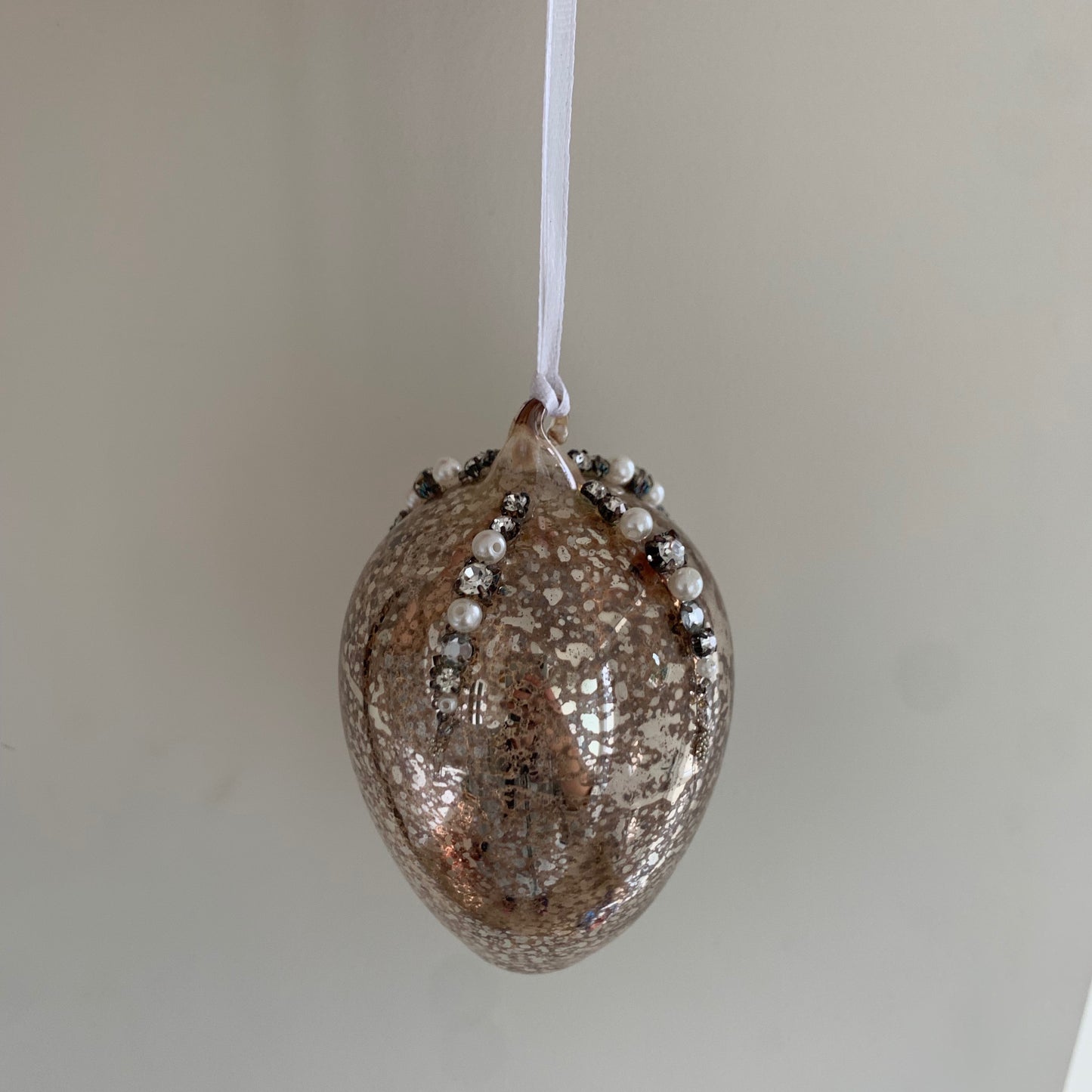 Antique Style Silver Shiny Glass Christmas Tree Decoration with Beads (10cm Egg)