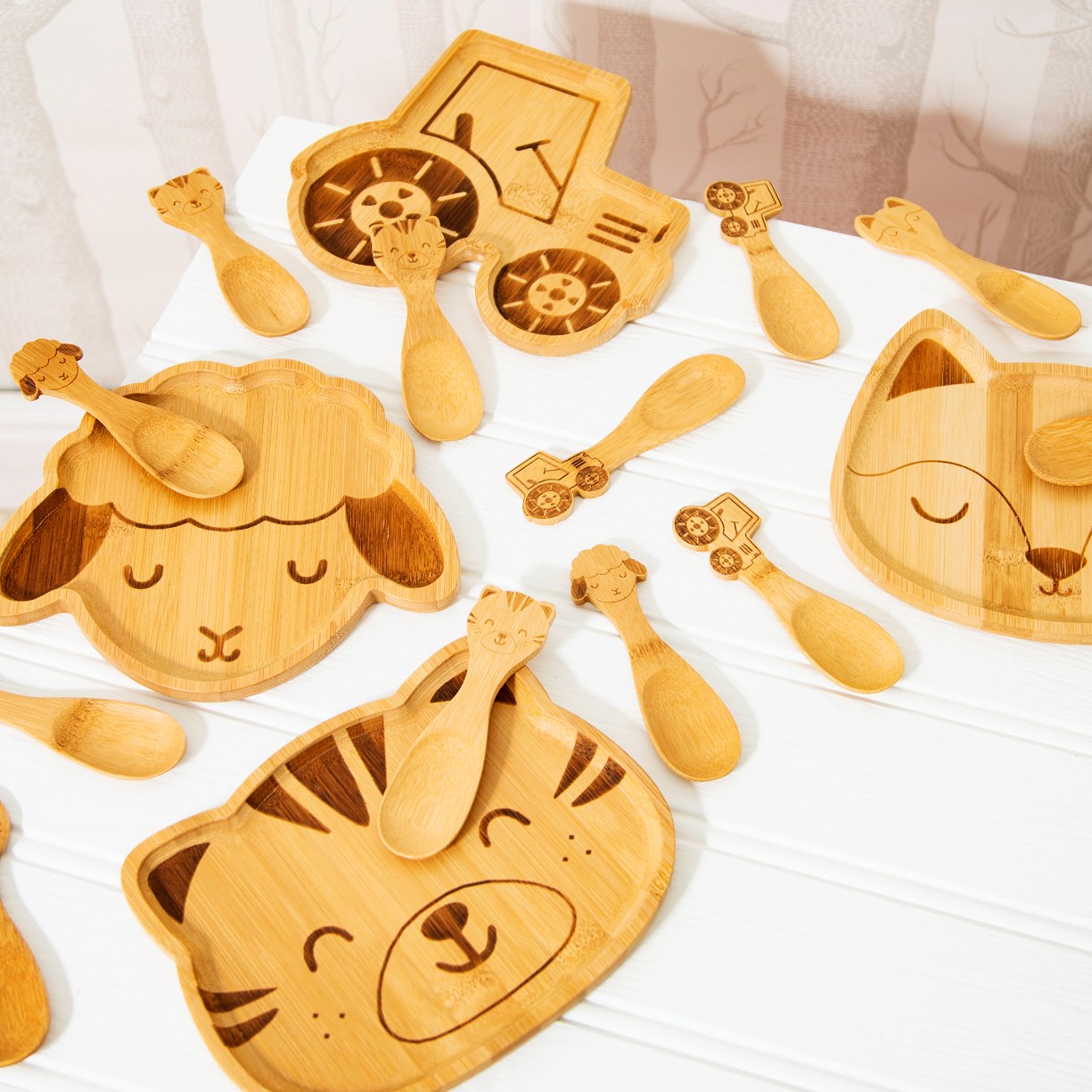 Fun and planet friendly bamboo cutlery set features 3 spoons with a tractor design.