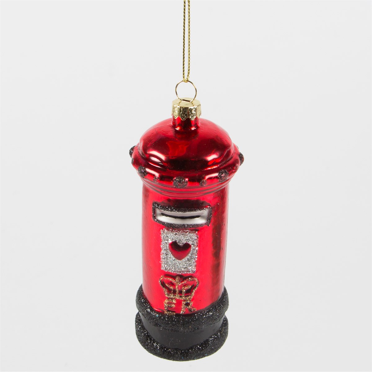 Create a traditional theme this festive season with these iconic London themed Christmas tree decorations. Featuring Big Ben, a red London post box, and a member of the Queen's Guard.