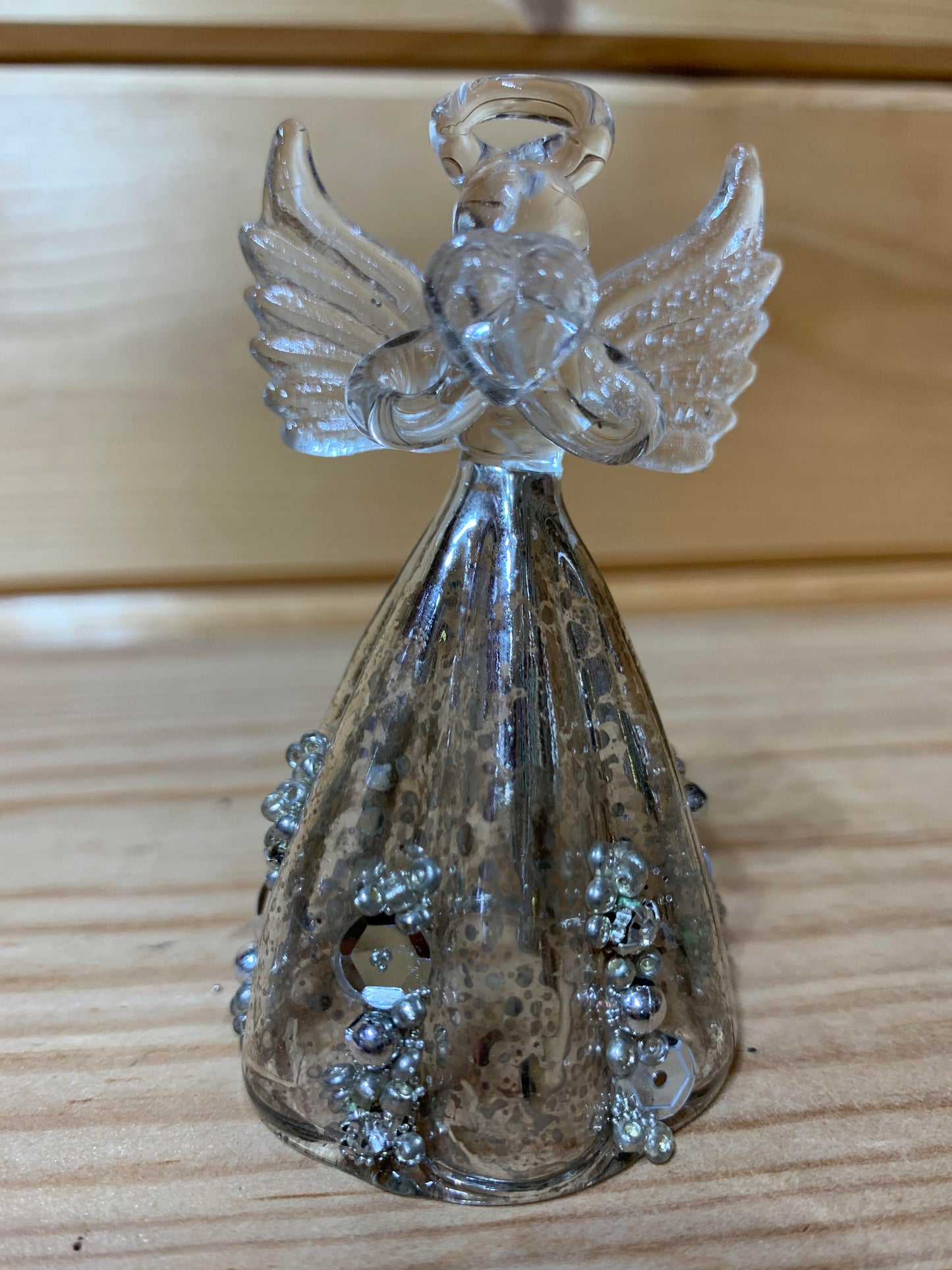 This stunning antique style glass angel holding a heart with silver beading and a fluted skirt will be the perfect finishing touch to your Christmas tree!