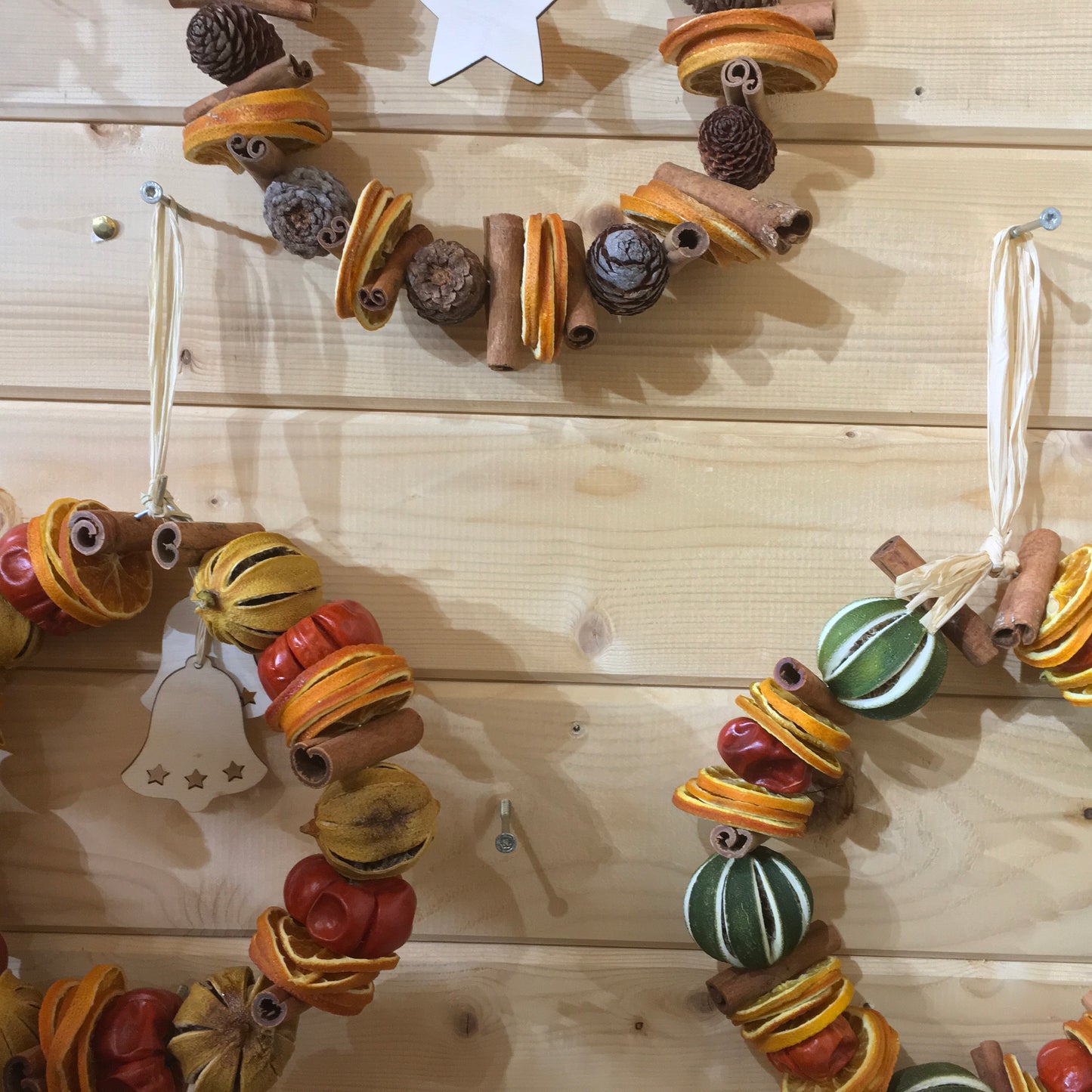Cones, Oranges and Cinnamon Christmas Circle with Star to make your house smell of Christmas.