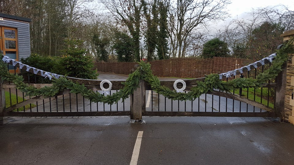 Stunning noble fir garlands in lengths of 2 meters can be used to decorate fire places, stairs and doorways.