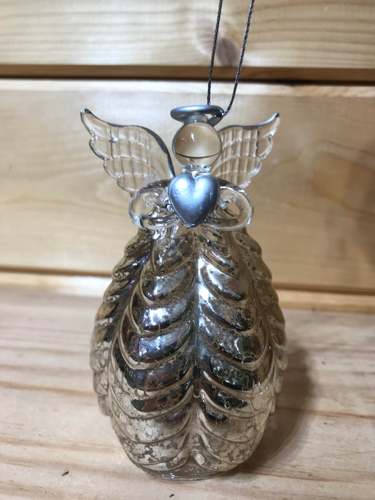 This stunning glass antique effect angel holding a heart, with a ridged ballon skirt, will be the perfect finishing touch to your Christmas tree!