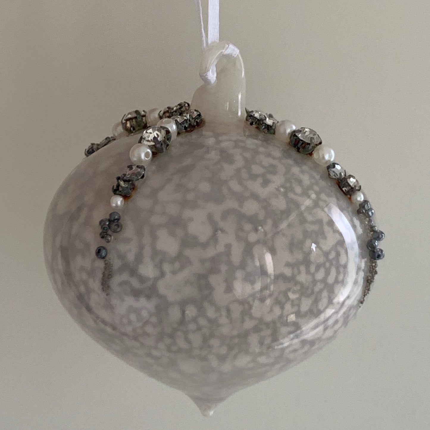 Antique Style White Marble Sultan Shape Glass Christmas Tree Decoration with Beads (8cm)