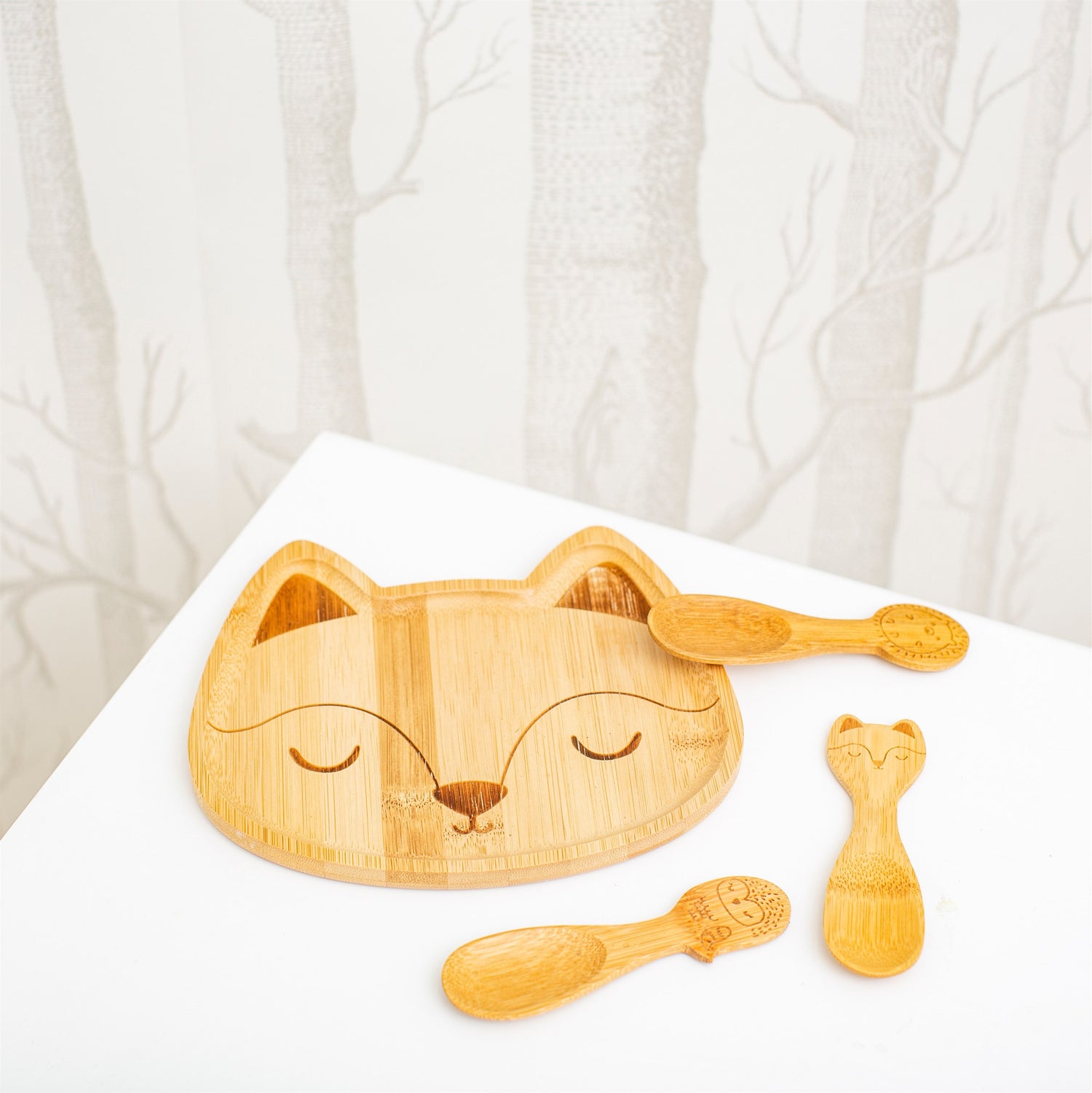 A planet-friendly everyday reusable, this gorgeous bamboo plate features a cute woodland fox design.