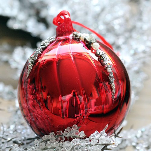 Shiny Red Glass Christmas Tree Bauble with Ridges & Diamante Pearl Beading