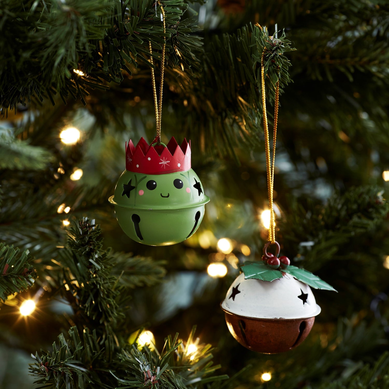 What is Christmas without a Christmas pudding?! This cute Christmas pudding decoration is decorated with holly and is also a bell!