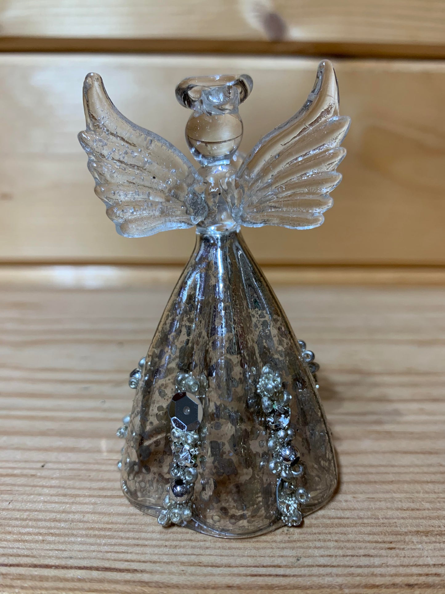 This stunning antique style glass angel holding a heart with silver beading and a fluted skirt will be the perfect finishing touch to your Christmas tree!