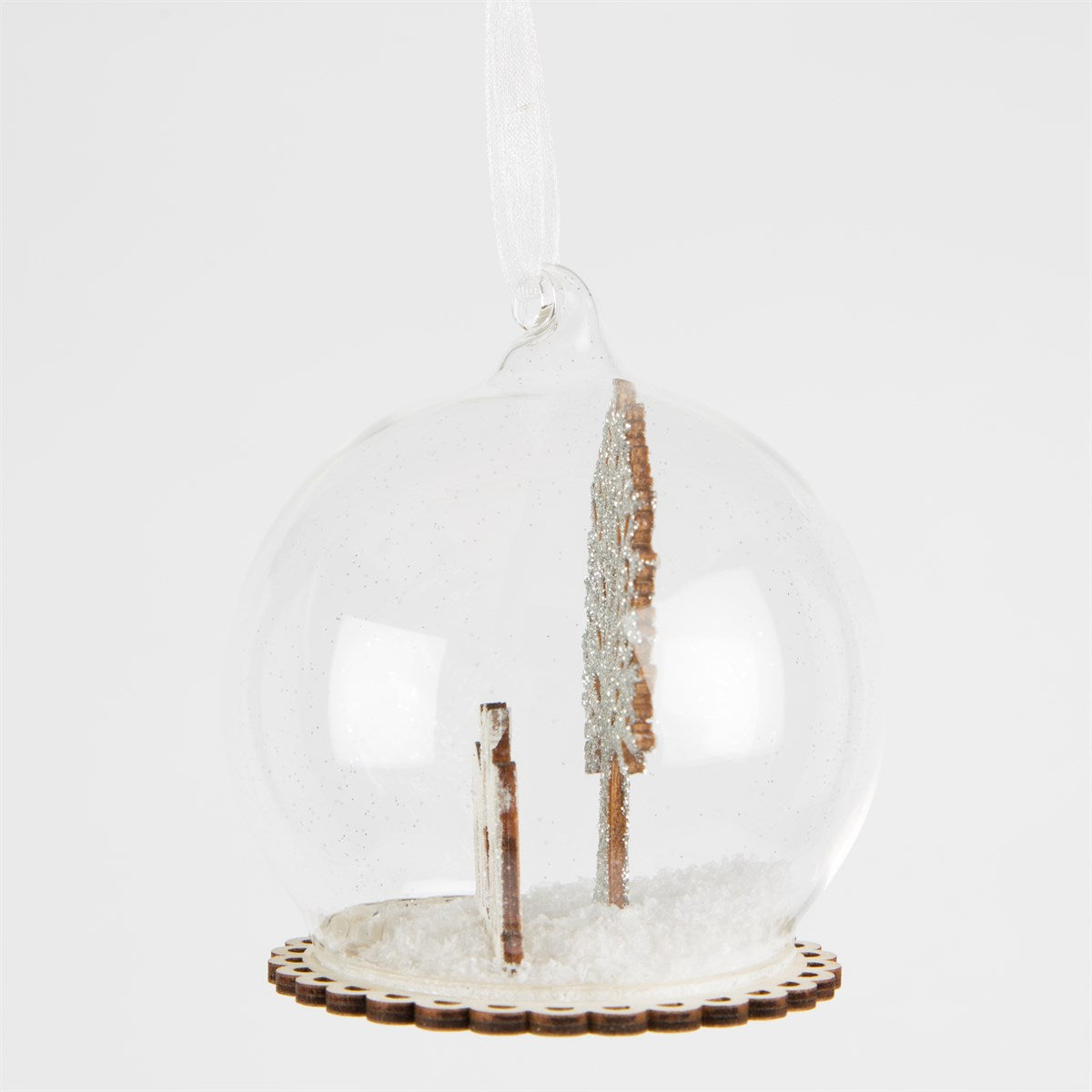 It doesn't really get any more magical than this!! Allow yourself to dream with these gorgeous fawns in snow scened snow dome glass Christmas tree decoration.