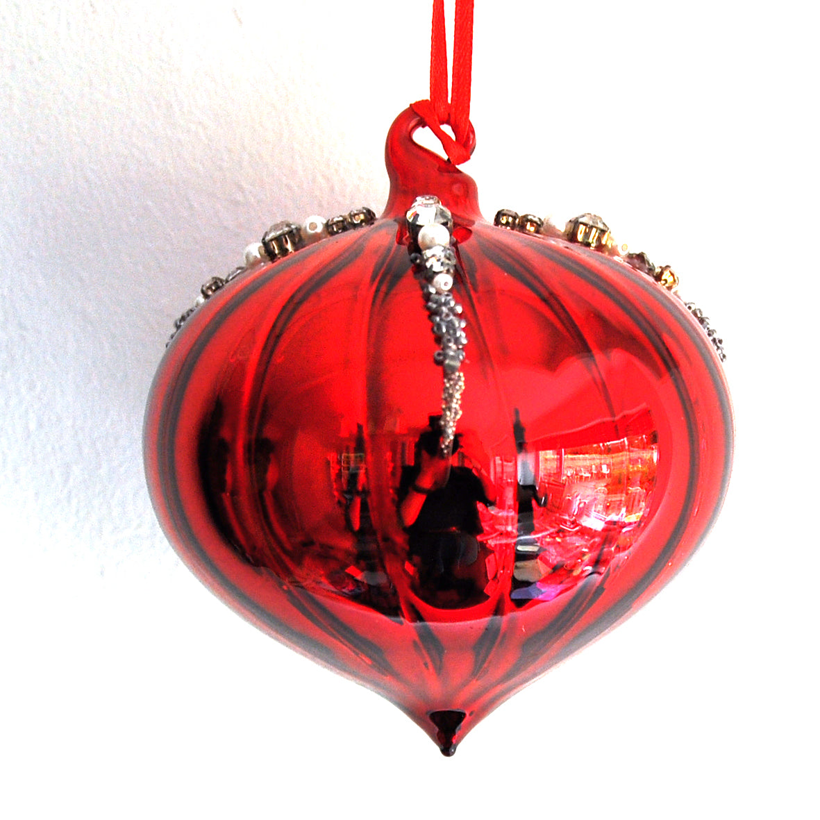 This red mirror droplet shape Christmas ornament is made from glass and decorated with beads, pearls and diamonte.