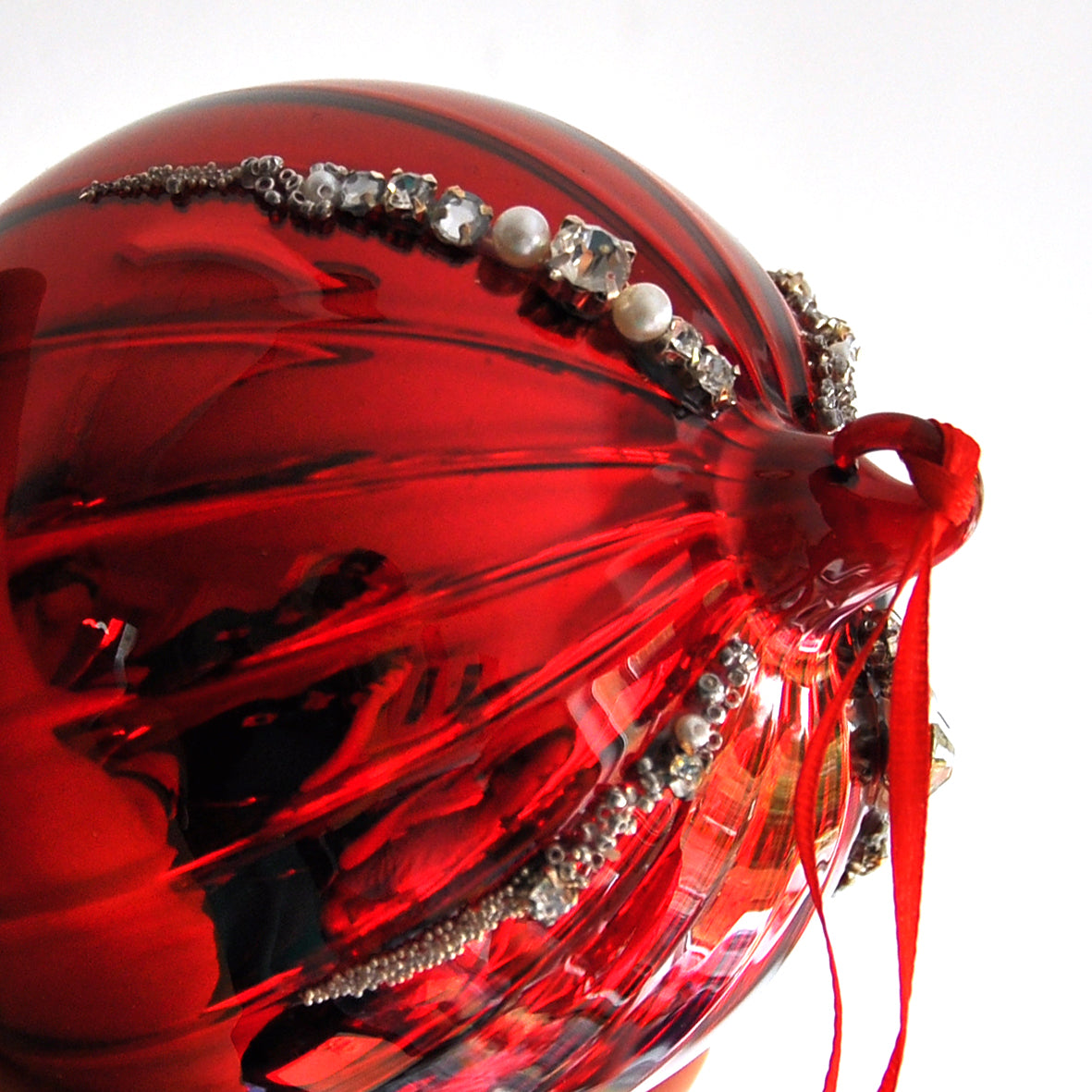This red mirror droplet shape Christmas ornament is made from glass and decorated with beads, pearls and diamonte.