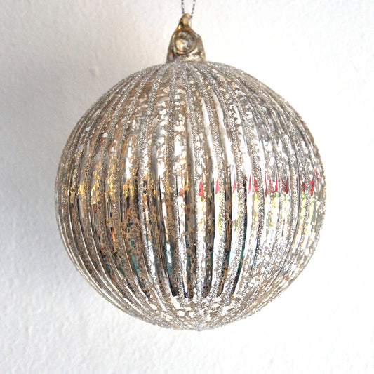 Large silver bauble with antique-effect and ridges full of glitter.