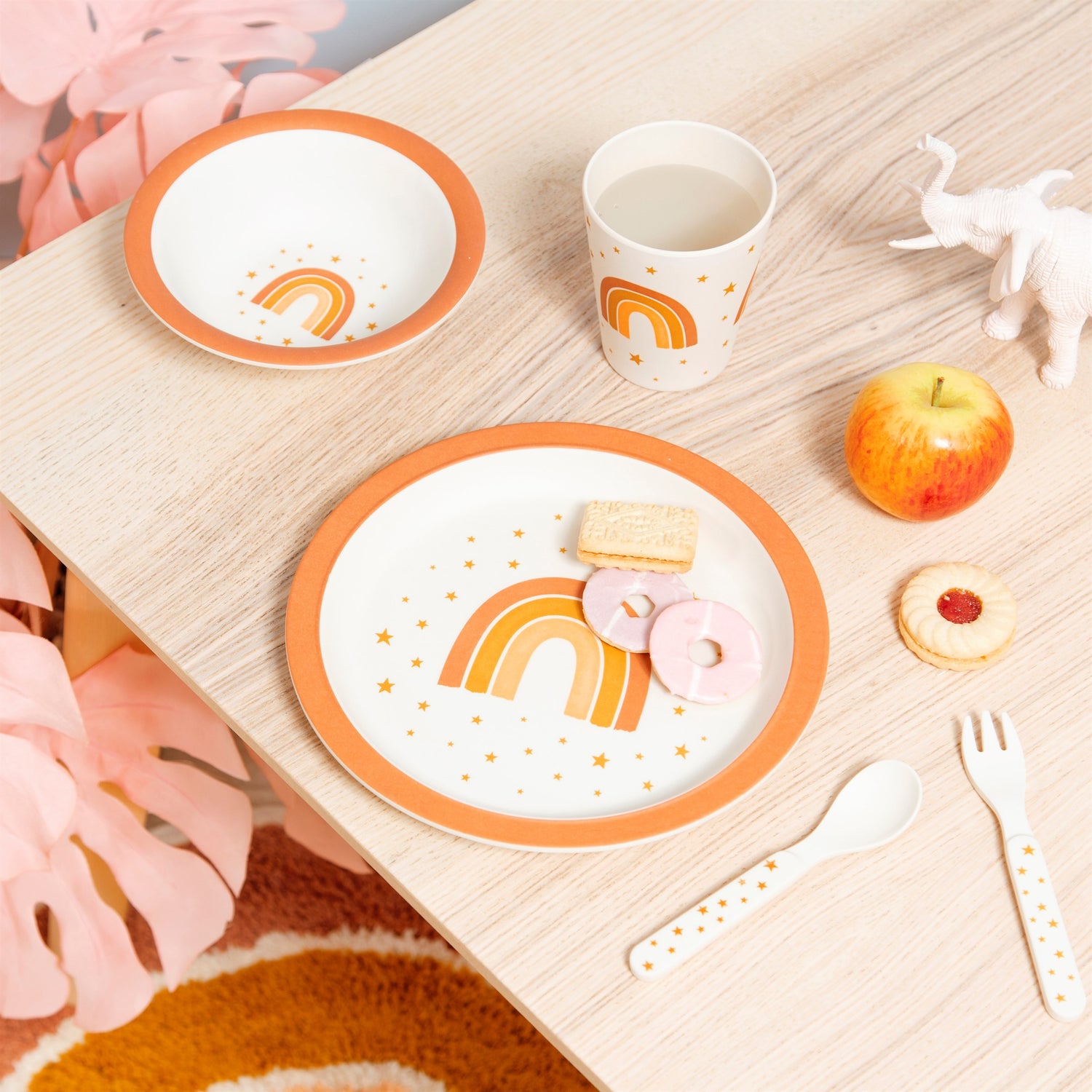 Love our planet with this bamboo tableware and cutlery set featuring an orange and pink rainbow and star design.