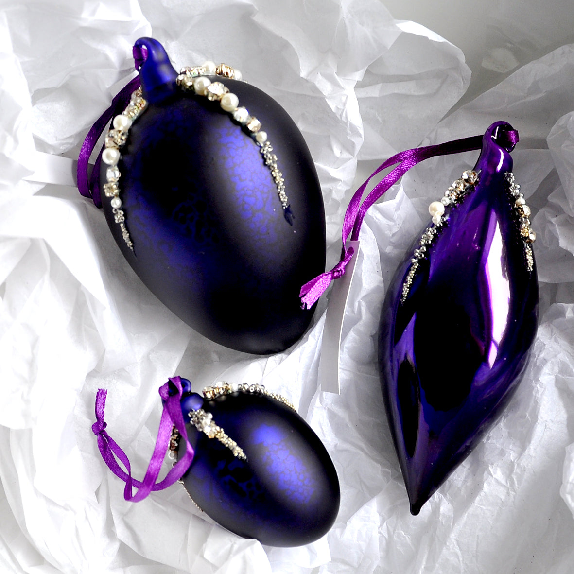 This mirror aubergine purple finial shape Christmas ornament is made from glass and decorated with beads, pearls and diamonte.